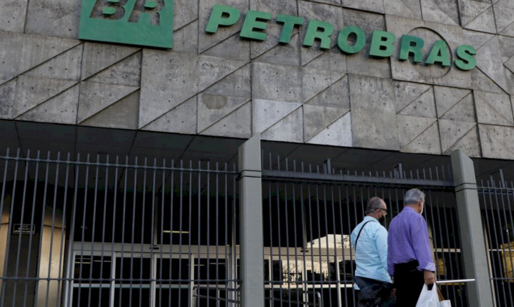 Petrobras reduz em 3% preço da gasolina para distribuidoras