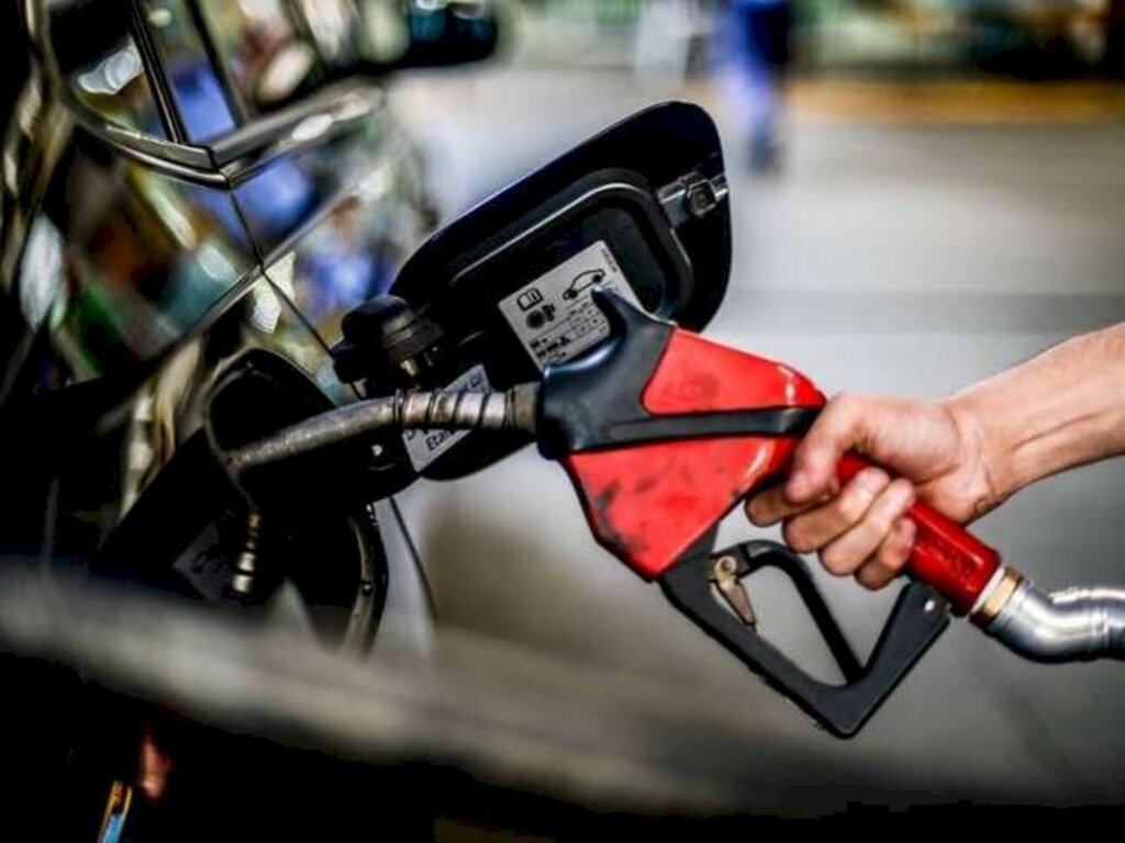 Gasolina sofre nova alta e preço máximo encosta em R$ 8