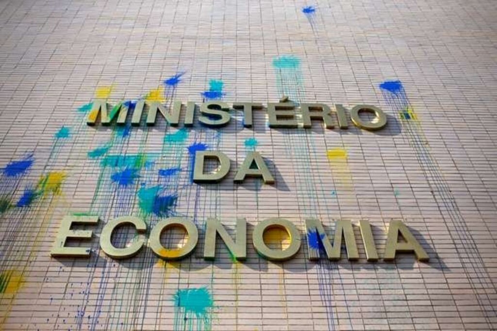 Terra - Fachada do Ministério da Economia manchada de tinta lançada por manifestantes em protesto, Brasília