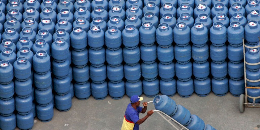 Gasolina e gás de cozinha aumentam de novo; Preço do botijão já chega há R$ 130 em algumas regiões