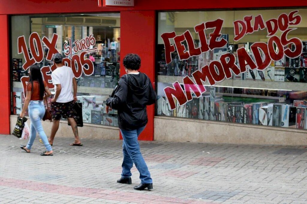 Lojistas de SC projetam alta de vendas para o Dia dos Namorados