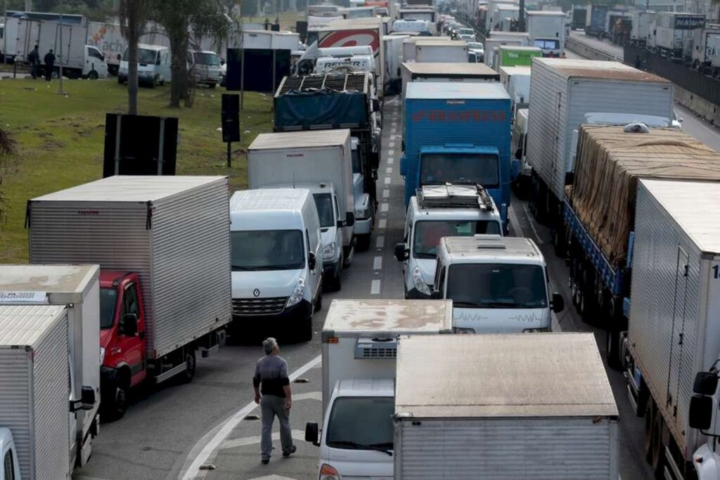 Leonardo Benassatto - Caminhoneiros protestam contra preço do diesel na rodovoa Régis Bittencourt, em São Paulo 25/05/2018