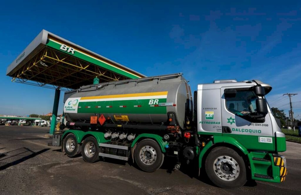 Diego Vara - Caminhão-tanque em refinaria da Petrobras em Canoas (RS)