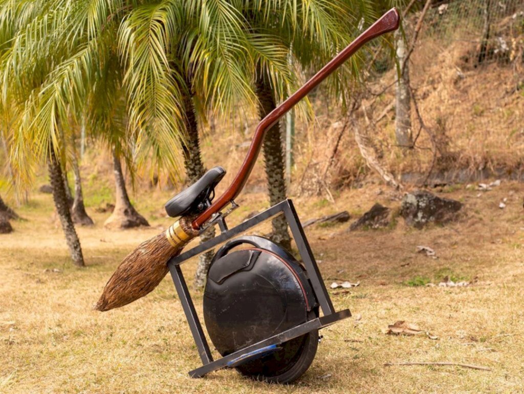  - Essa é a NUVEM 2.0 - com um cabo de madeira e uma bela cauda feita nas tradicionais cores marrom avermelhado e dourado, essa vassoura junta beleza e velocidade.