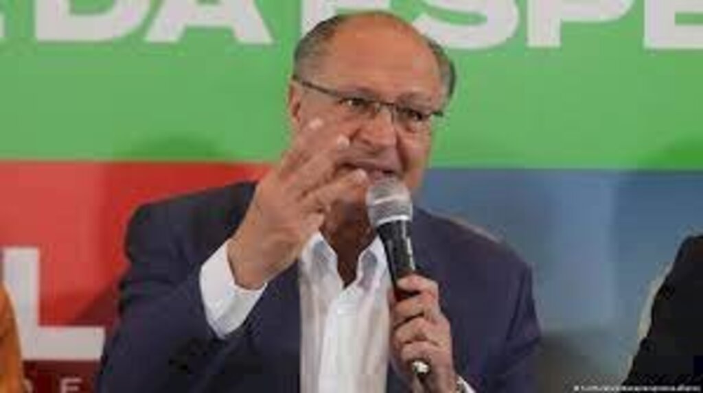 Alckmin anuncia transição com 'pais' do Plano Real na economia e Tebet na área social