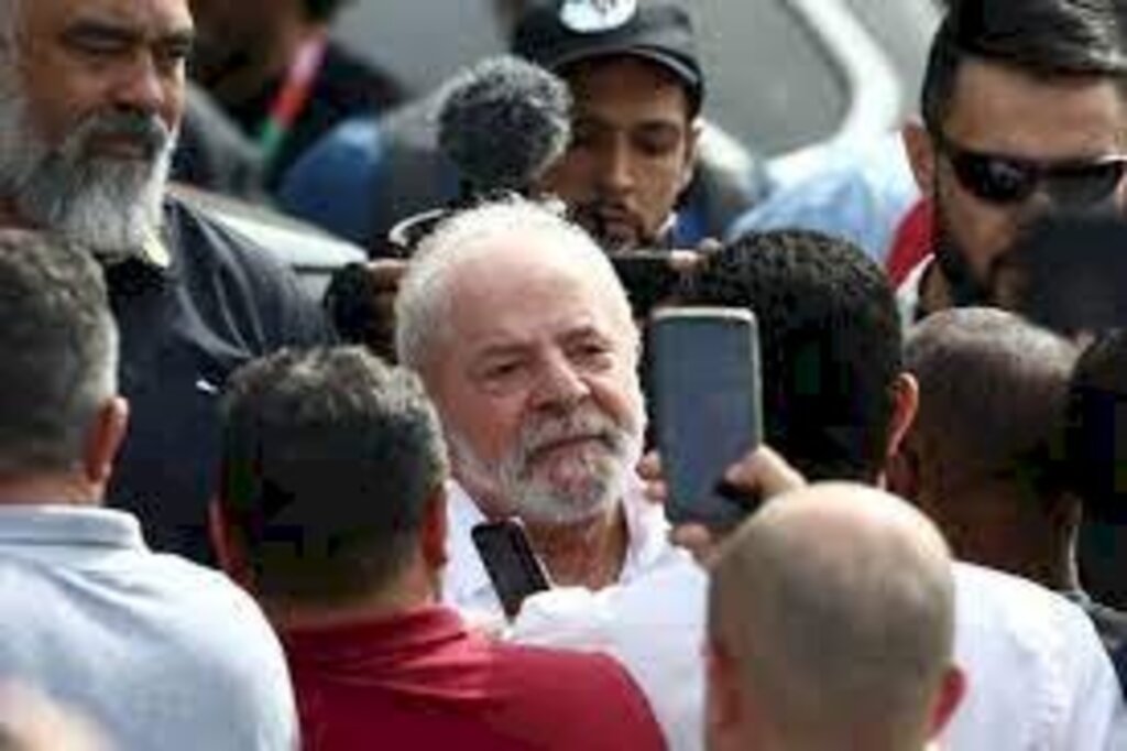 Em primeiro comício, Lula fala em cumprir a Bíblia e a Constituição