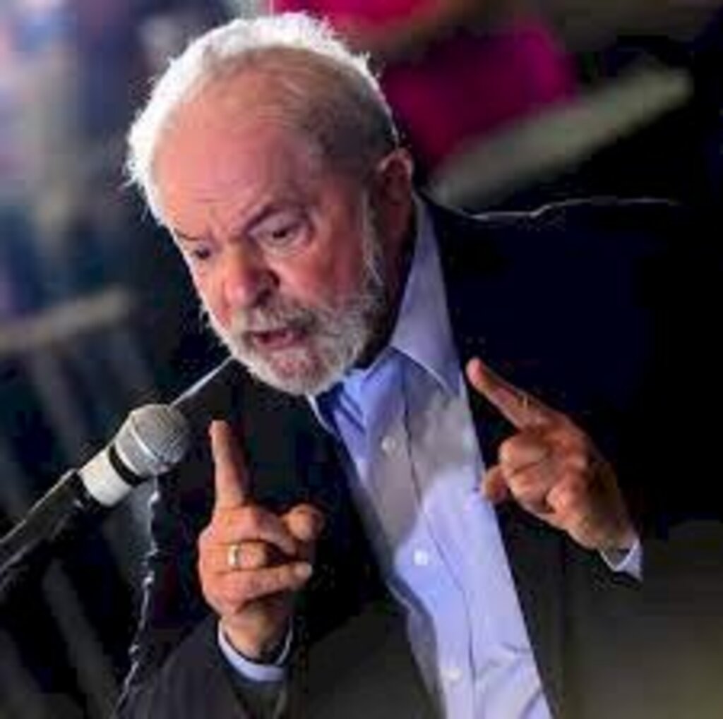 Lula posta foto com público duplicado em Salvador e vira alvo de adversários nas redes sociais