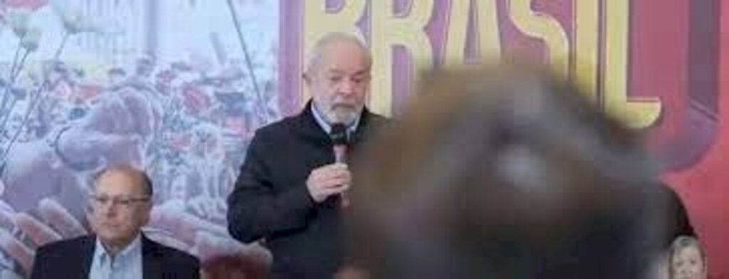 Homem invade evento do PT em SP durante discurso de Lula