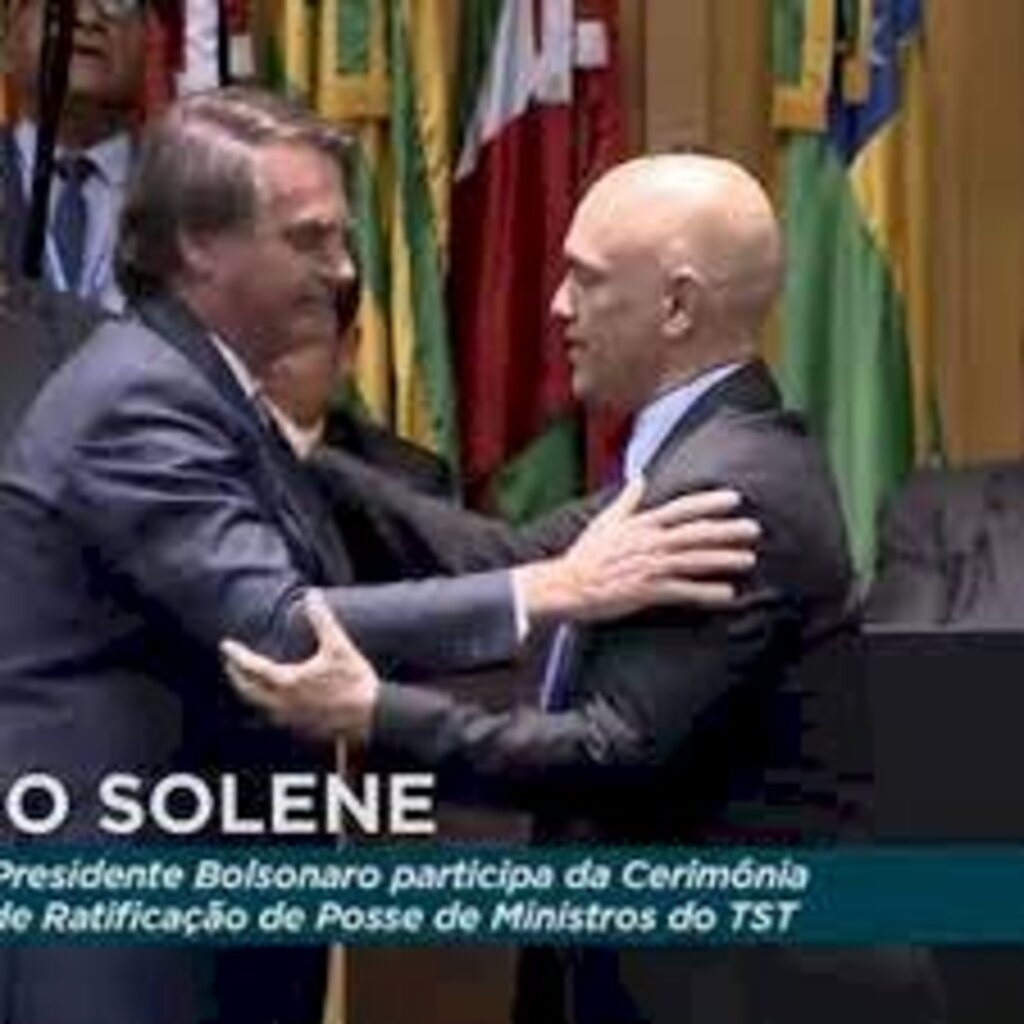 Bolsonaro cumprimenta Moraes durante evento de posse de ministros do TST