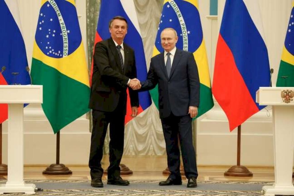 Saiba por que Bolsonaro fez foto ao lado de Putin na Rússia