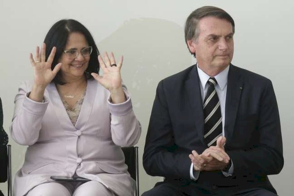 Bolsonaro cogita ministra Damares para Senado