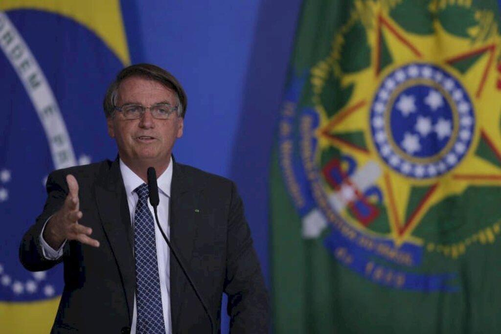 Bolsonaro diz que 12 ministros devem sair do governo para disputar eleições