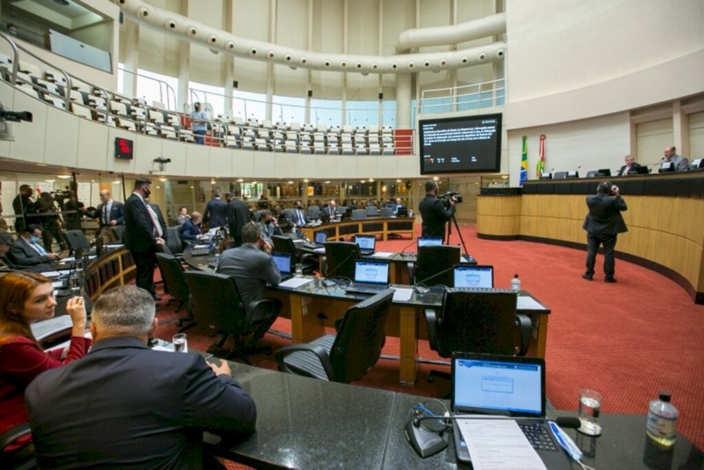 Bancadas e blocos parlamentares definem lideranças