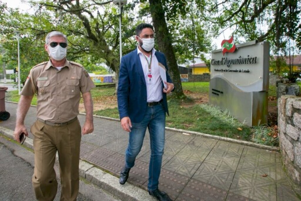 FOTO: Rodolfo Espínola/Agência AL - Representantes da Alesc chegam à Casa d