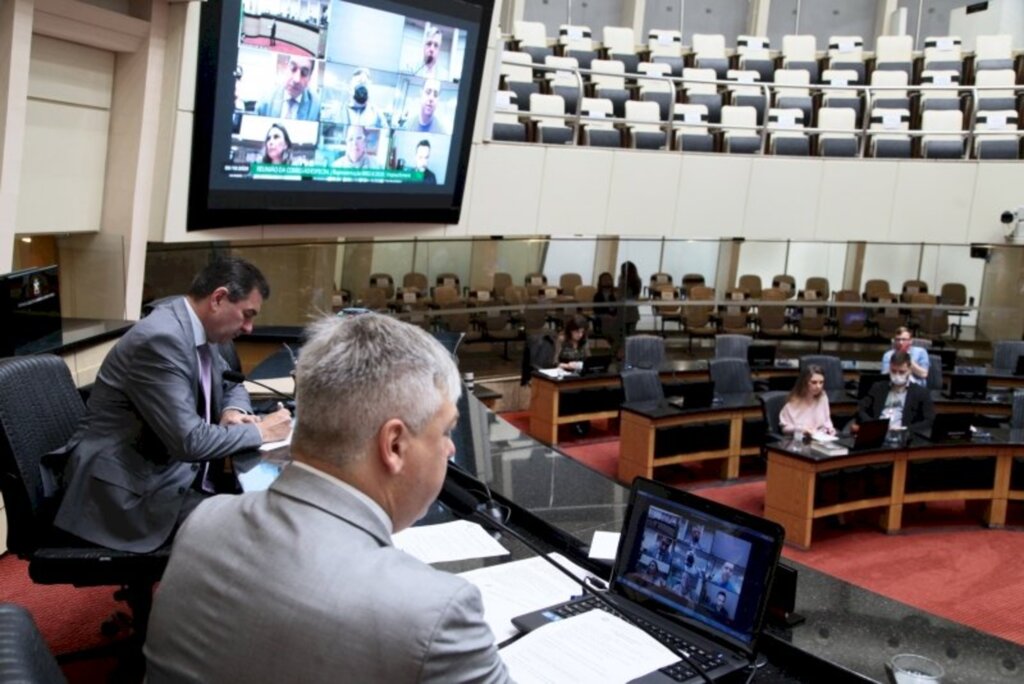  - Comissão do segundo processo de impeachment recebe síntese do voto da relatoria.