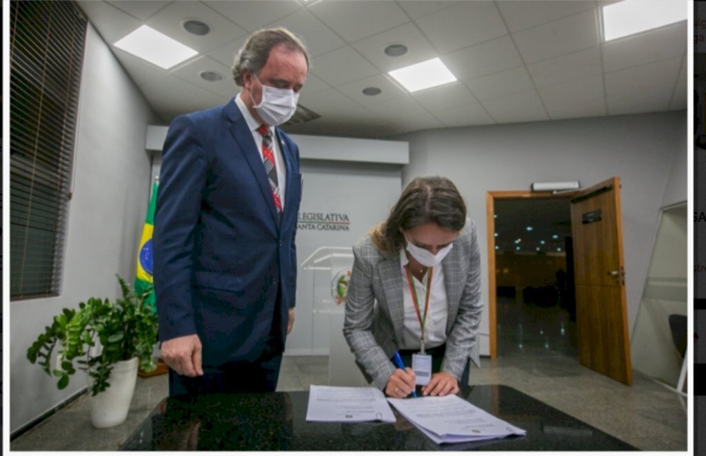 Kennedy Nunes entrega relatório do impeachment