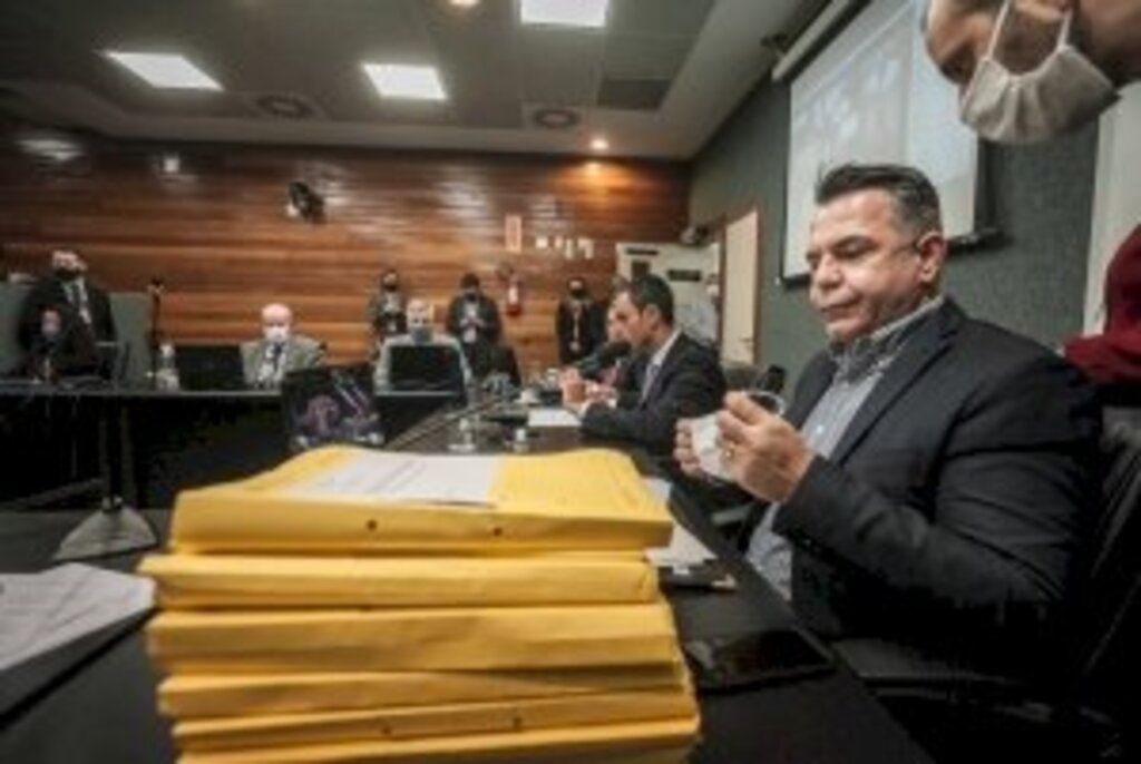  - Relator Luiz Fernando Vampiro observa a documentação relacionada ao pedido de impeachment do governador, vice e secretário