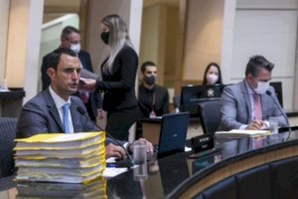 FOTO: Fábio Queiroz/Agência AL - João Amin (PP), presidente, e Luiz Fernando Vampiro (MDB), relator, durante reunião da Comissão Especial do Impeachment nesta quinta.