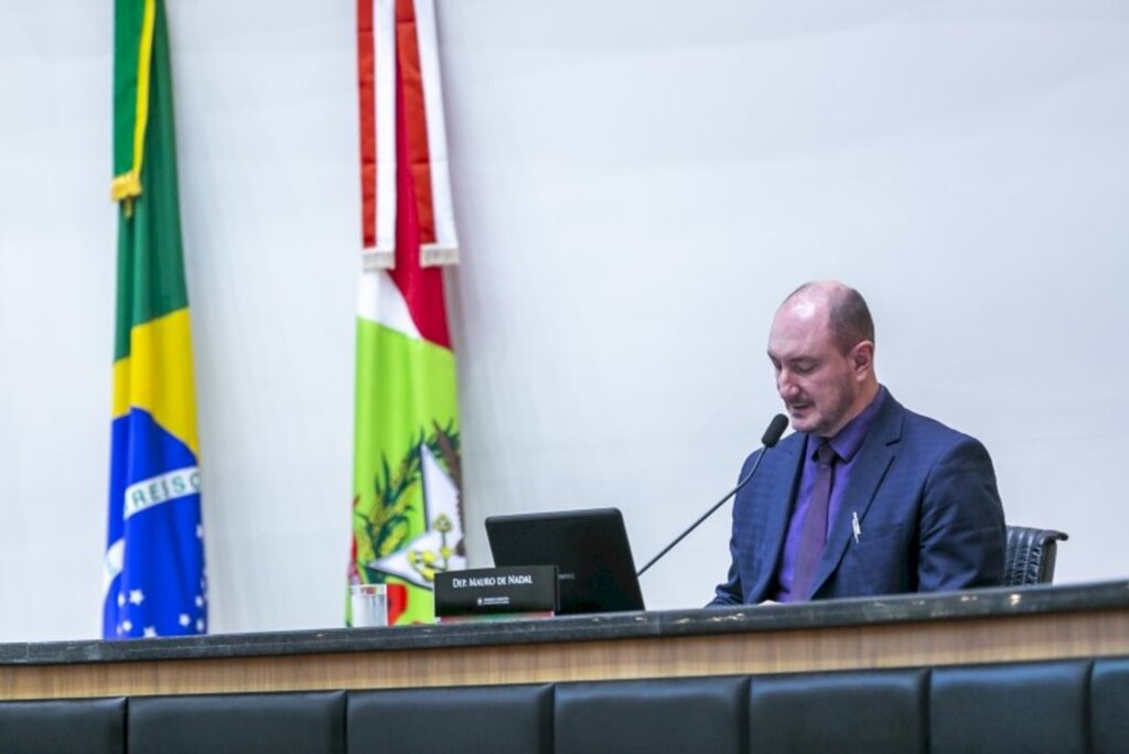  - Deputado Mauro de Nadal, 1º vice-presidente da Alesc, leu em Plenário o despacho da presidência que acata novo pedido de impeachment.