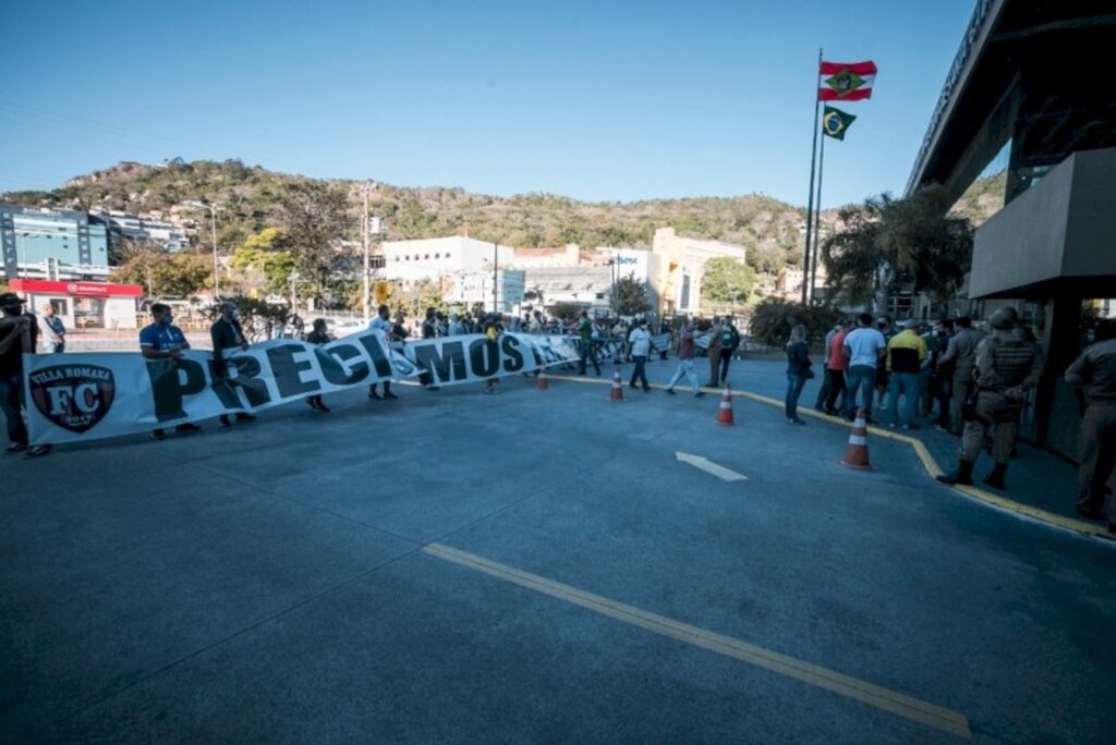  - Manifestação dos proprietários de quadras de futebol na frente da Alesc na quarta-feira (26)