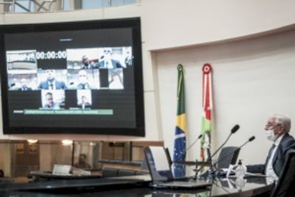 FOTO: Bruno Collaço / AGÊNCIA AL - Deputado Moacir Sopelsa preside a reunião de instalação da comissão, na qual também foram eleitos presidente, vice e relator