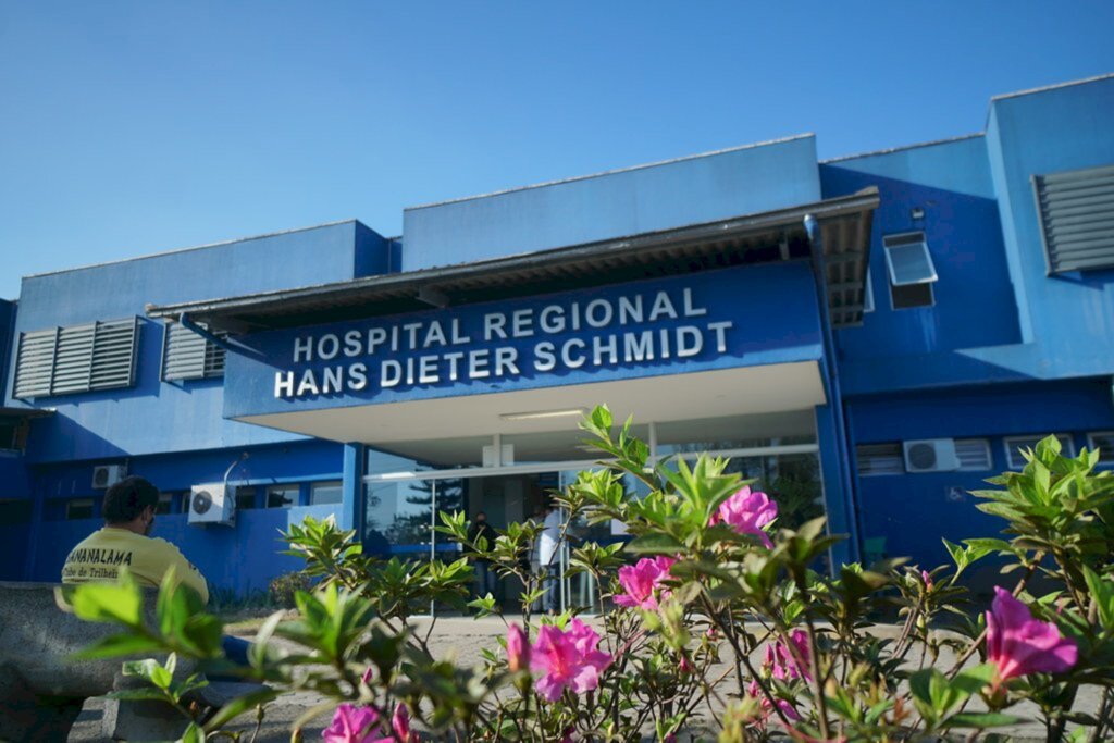 Hospital Regional Hans Dieter Schmidt recebe visita do governador