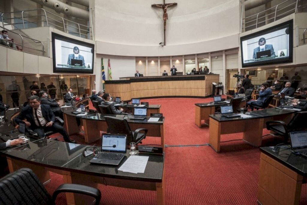 Deputados apelam para Celesc adiar aumento na tarifa