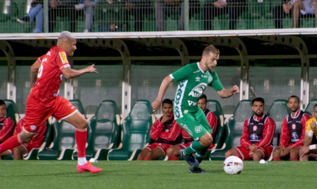 Série B: Chapecoense derrota Tombense e se afasta do Z4