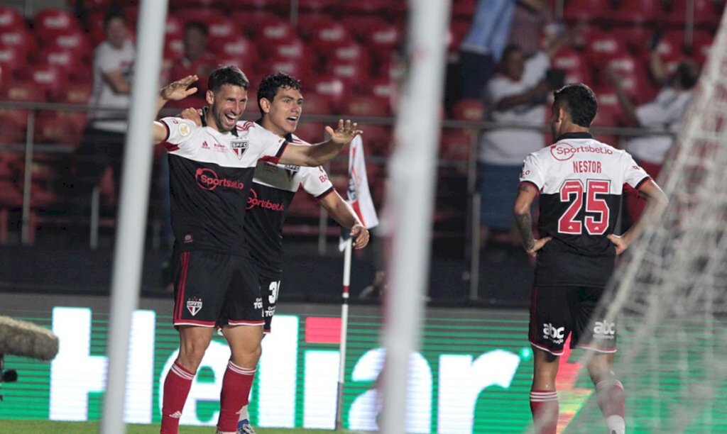 São Paulo bate o Coritiba no Morumbi