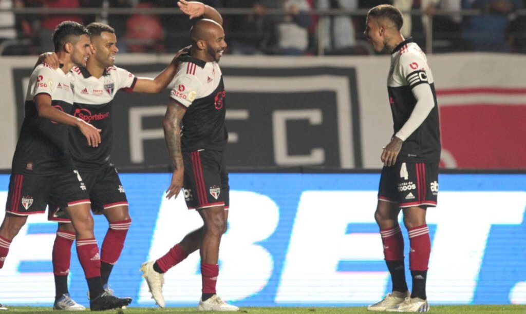 São Paulo goleia Avaí por 4 a 0 no Morumbi