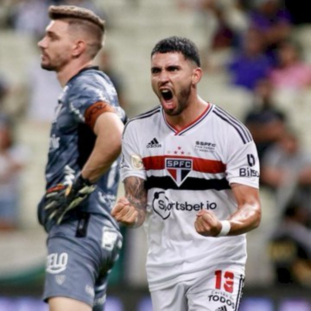 São Paulo vence e deixa Ceará para trás