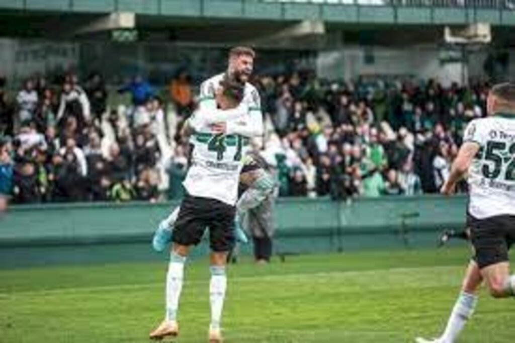 Fugindo do Z4, Coritiba domina e bate Atlético-GO pelo Brasileirão