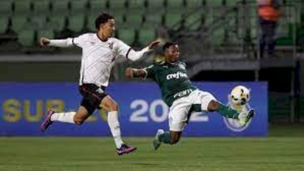 Com belo gol de Endrick, Palmeiras goleia o Athletico e abre vantagem na semifinal do