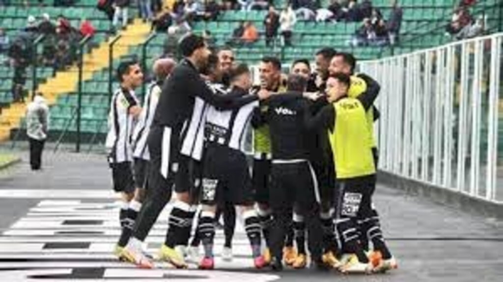 Figueirense brilha e atropela Vitória pela Série C