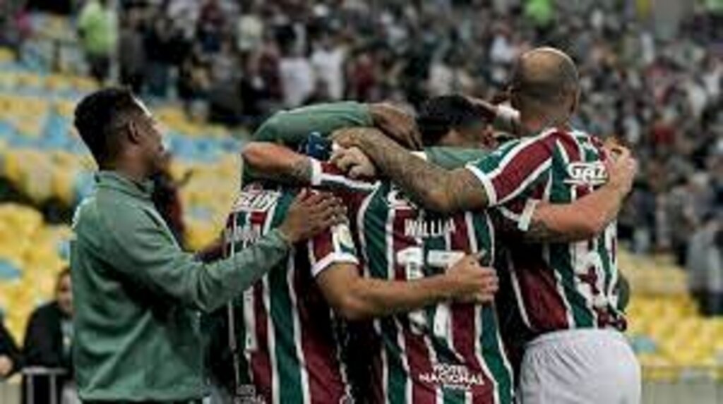 Fluminense goleia Coritiba e dorme na vice-liderança do Brasileirão