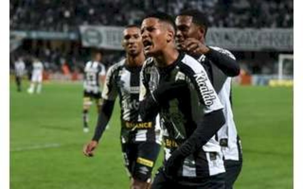 Santos marca nos acréscimos, bate Coritiba fora de casa e se aproxima do G-6