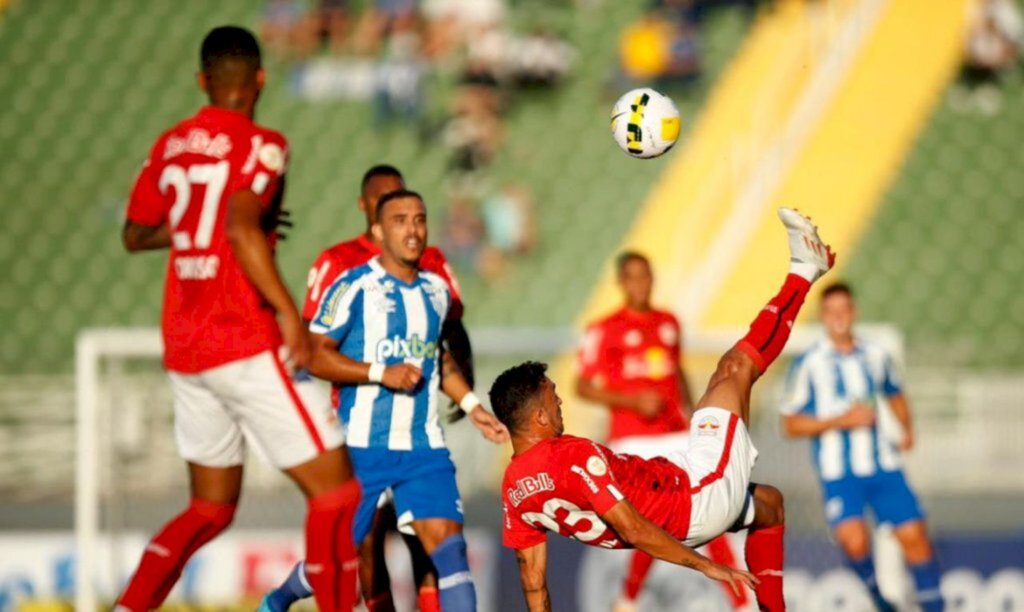 Avaí sofre goleada do Bragantino