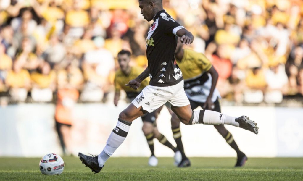 Vasco vence Criciúma e encosta na briga pela liderança da Série B