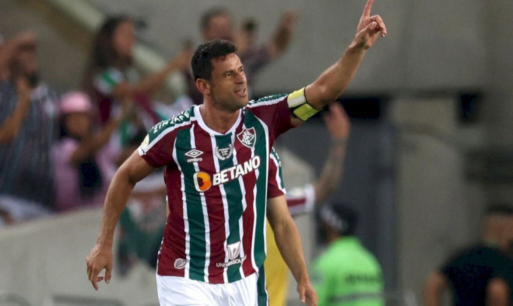 Fluminense goleia Corinthians e dá salto na classificação