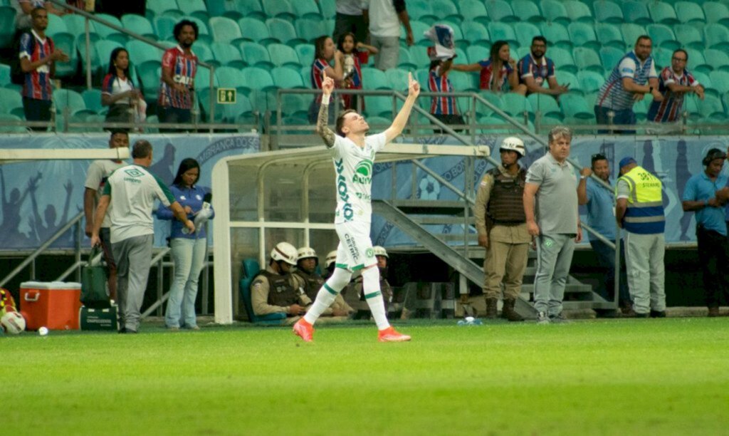 Chapecoense derrota Bahia e se afasta do Z4 da Série B