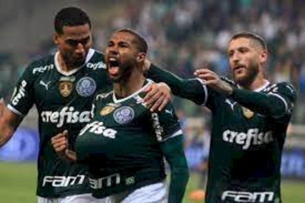 Palmeiras assume a liderança do Brasileirão com goleada sobre o Botafogo