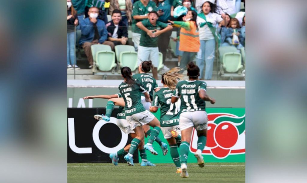 Palmeiras quebra tabu, bate Timão e segue líder do Brasileiro Feminino