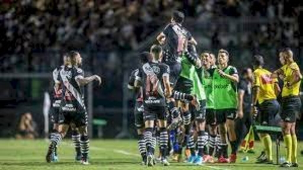 Vasco vence o Brusque e sobe na tabela da Série B