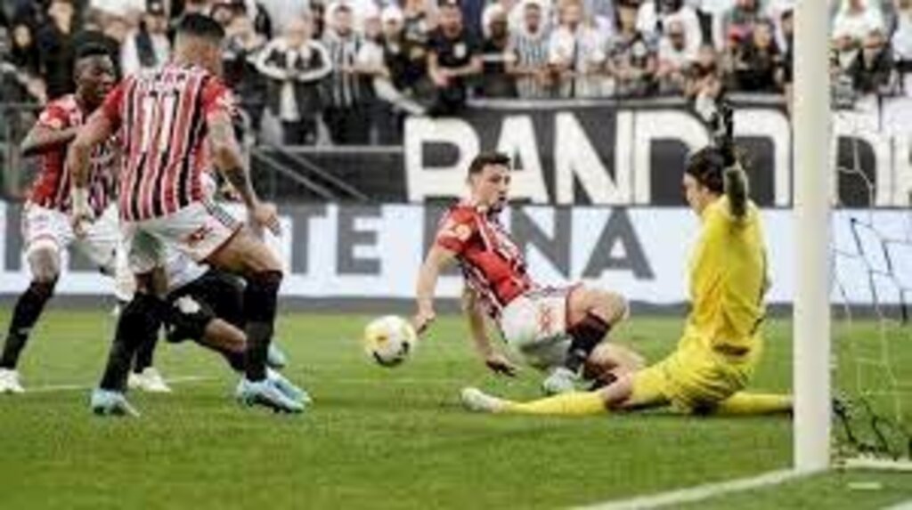 Corinthians empata com o São Paulo, mantém tabu e segue na liderança do Brasileirão