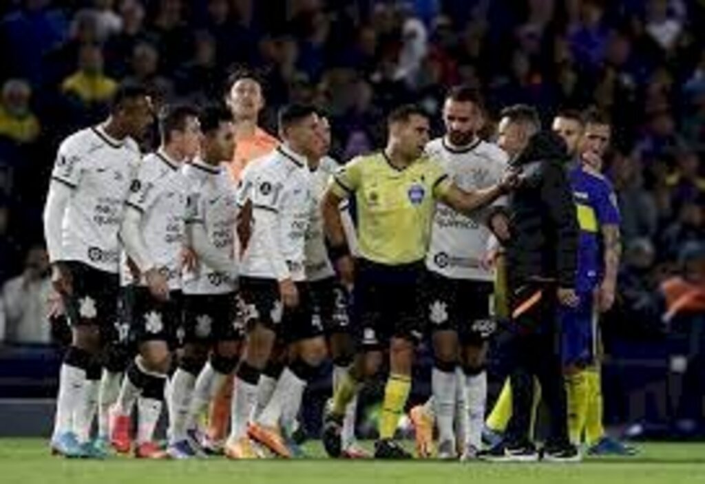 Corinthians segura empate contra o Boca e mantém liderança