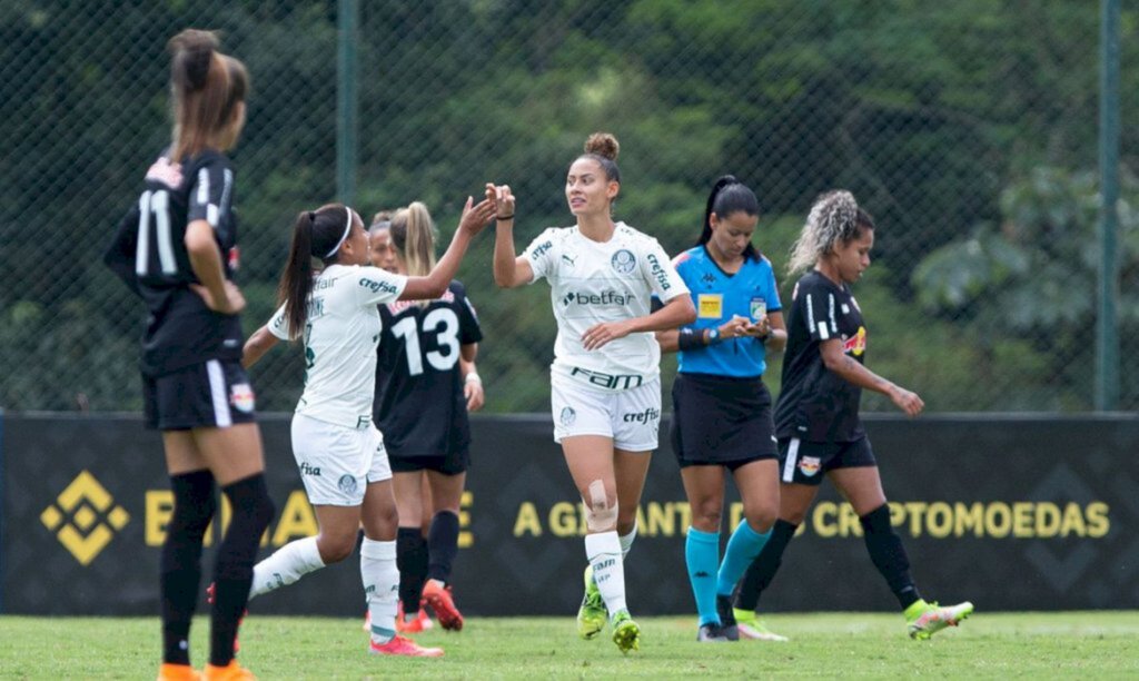 Palmeiras vira sobre Bragantino e mantém ponta no Brasileiro Feminino