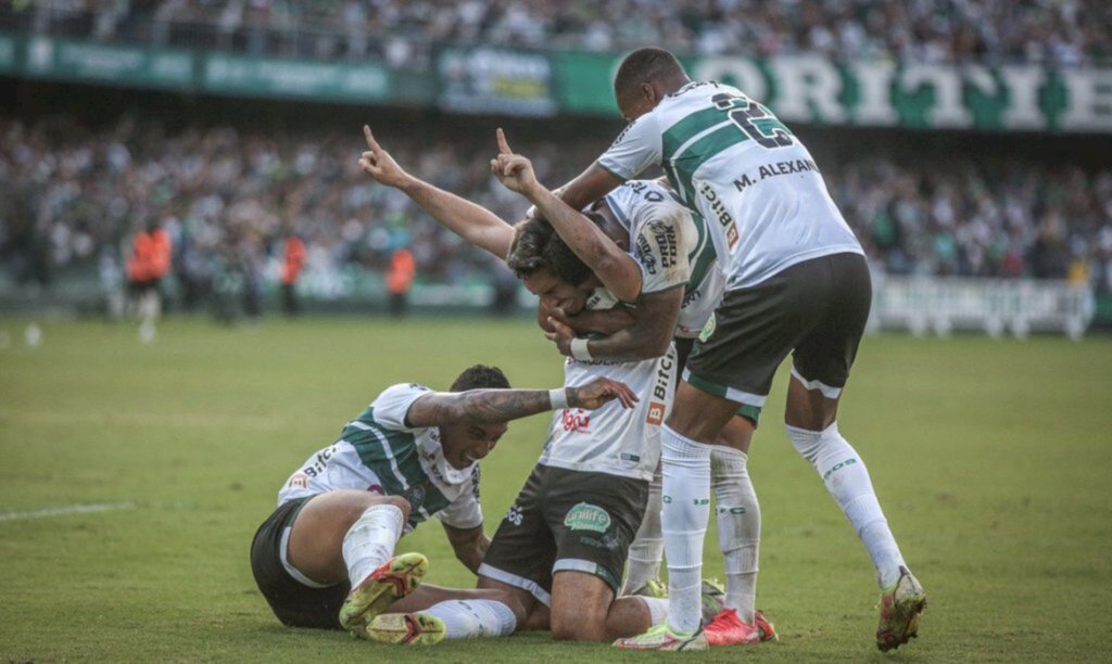 Flu sai na frente, mas Coritiba vira no Couto Pereira e crava 3 a 2