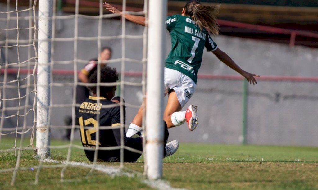 Palmeiras goleia Real Brasília e segue na ponta do Brasileiro Feminino