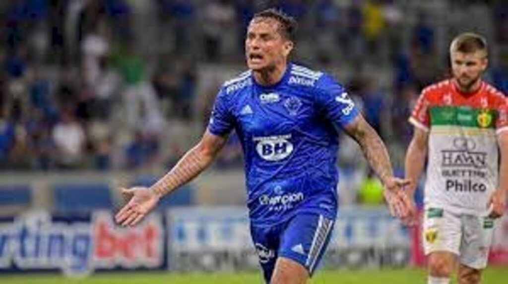 Cruzeiro marca no fim, bate o Brusque e vence a 1ª na Série B