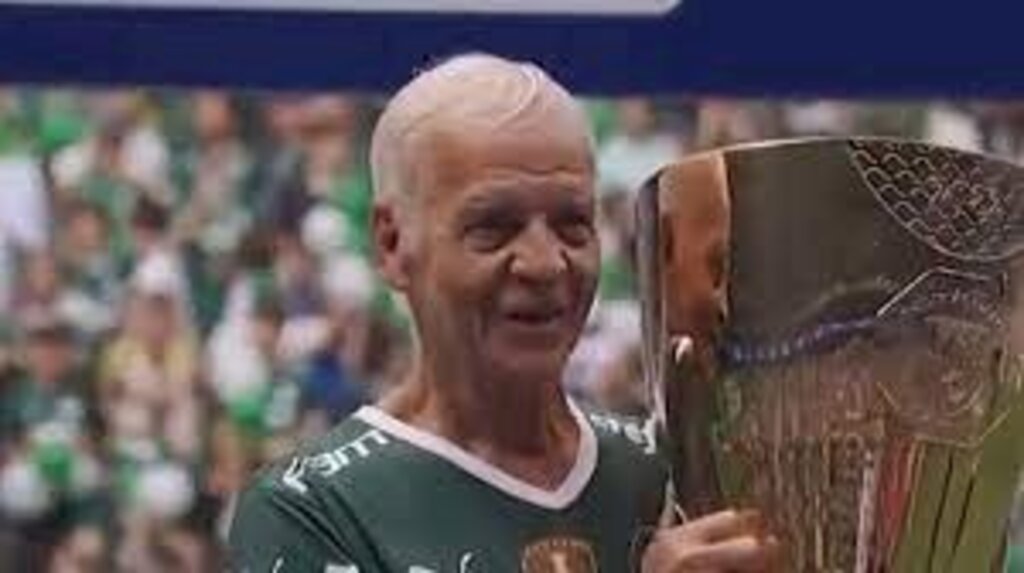 Ademir da Guia faz 80 anos, carrega a taça e canta música do título estadual do Palmeiras